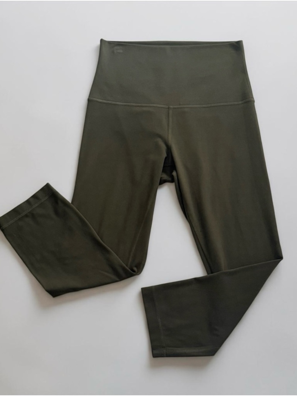 Lululemon Women’s High-Waist Cropped Leggings in Olive! Size 8!